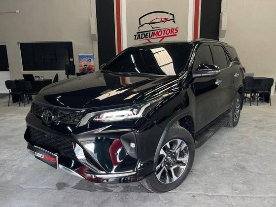 TOYOTA HILUX SW4 2.8 D-4D TURBO DIESEL DIAMOND 7L 4X4 AUTOMÁTICO